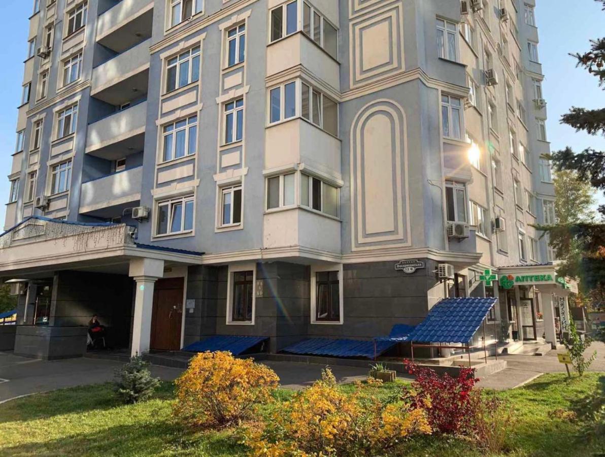 Modern Apartment Near Park Kyiv Exterior foto