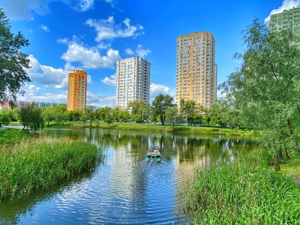 Modern Apartment Near Park Kyiv Exterior foto